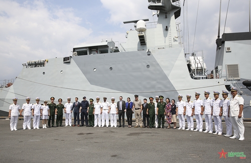 Tàu Hải quân Hoàng gia Anh thăm hữu nghị TP Hồ Chí Minh